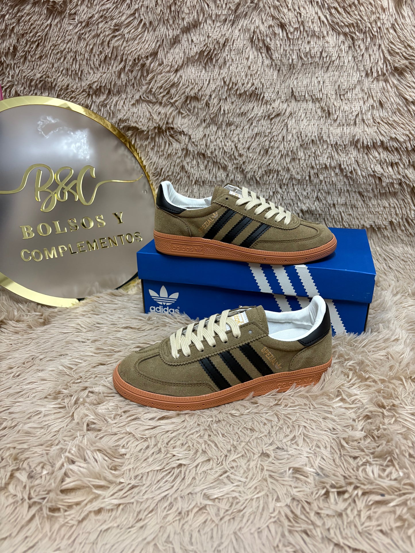 .Special beige oscuro raya negra