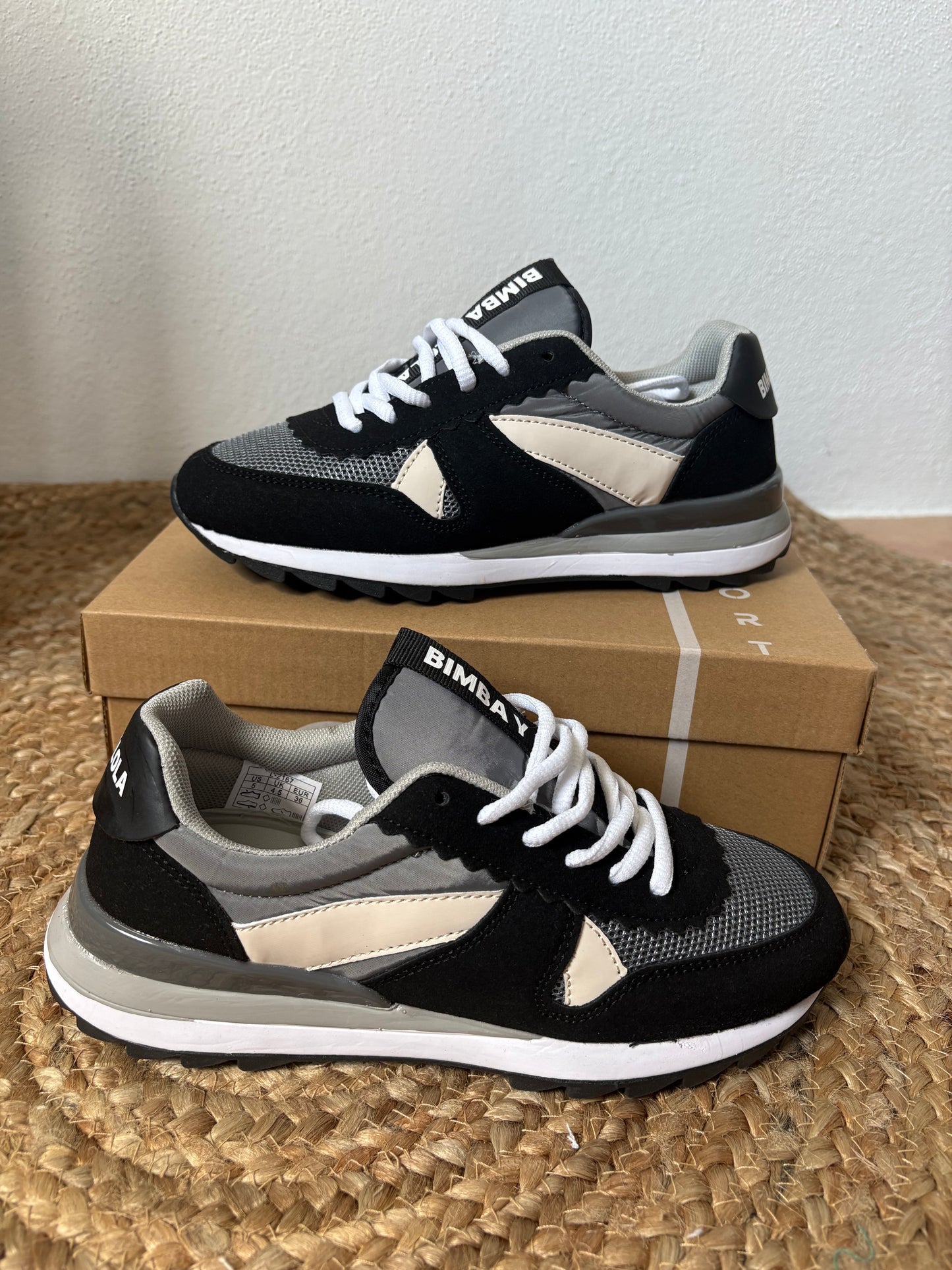 Zapatilla Lola negra