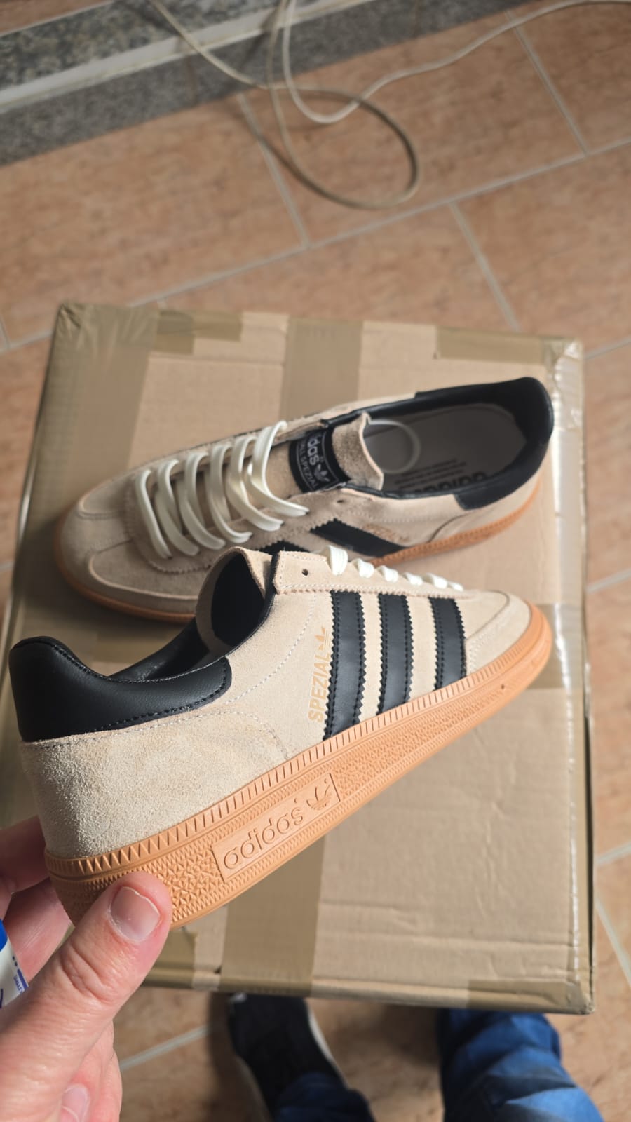 .Special beige raya negra