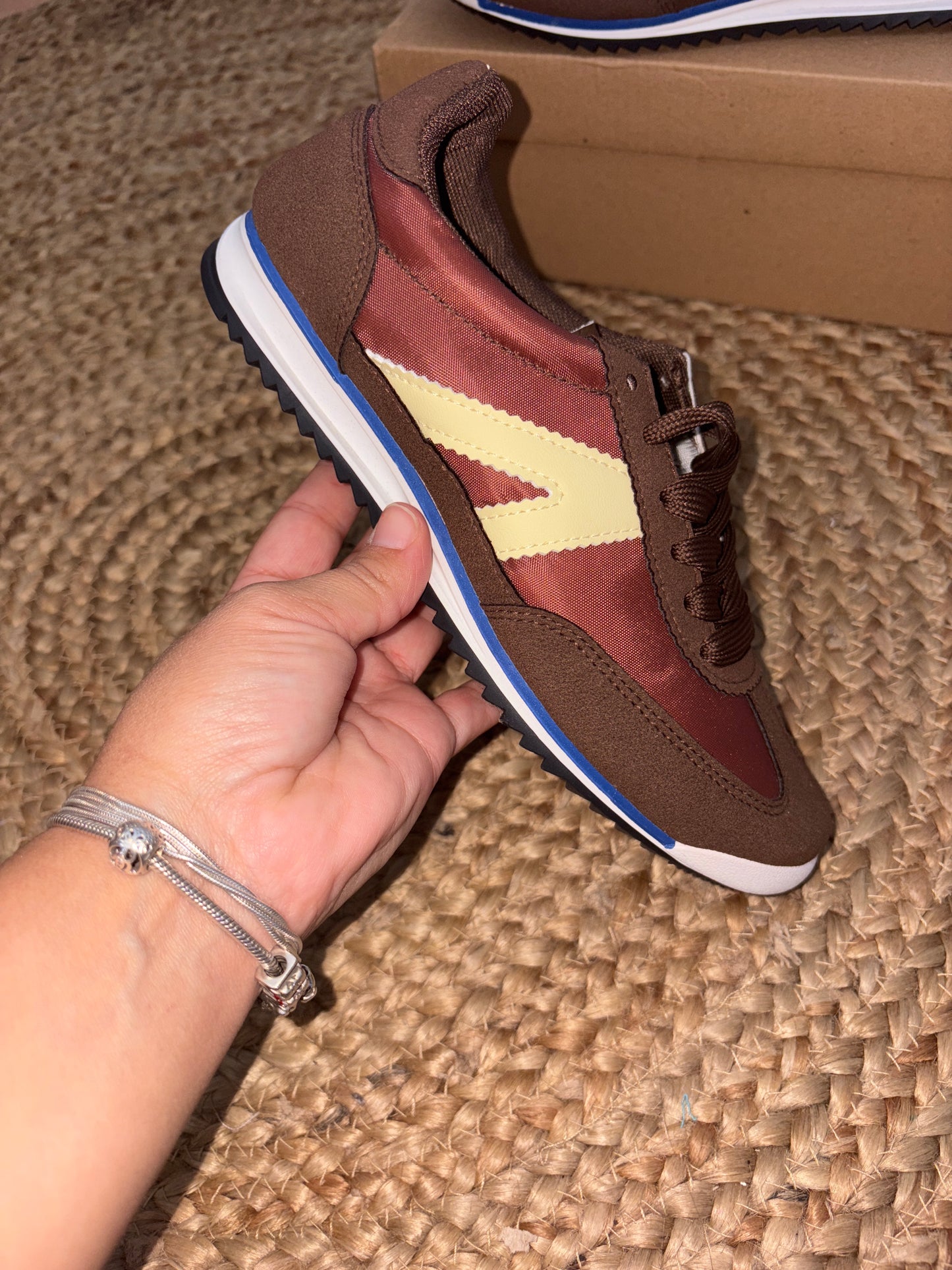 A zapatilla inspiración Adi