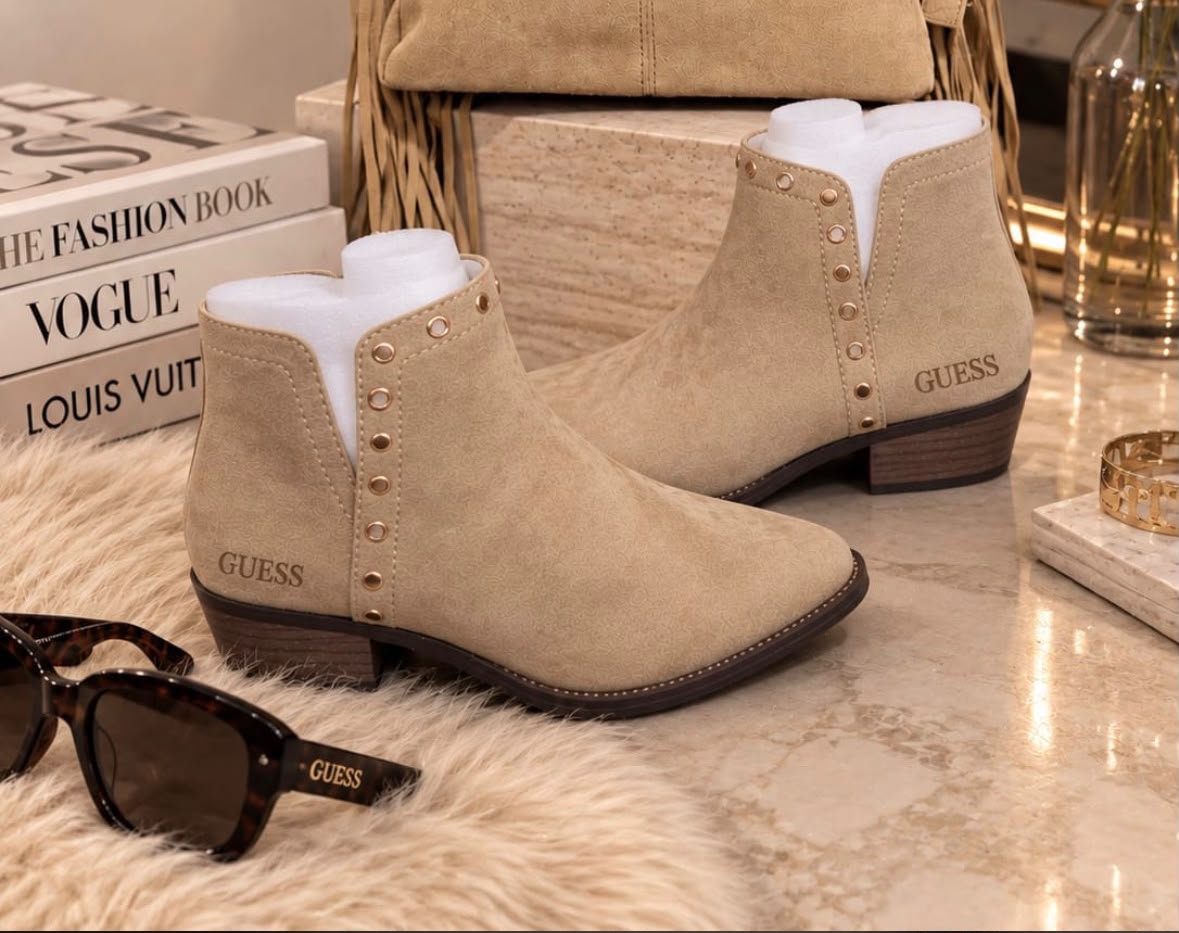 Botín tachas beige