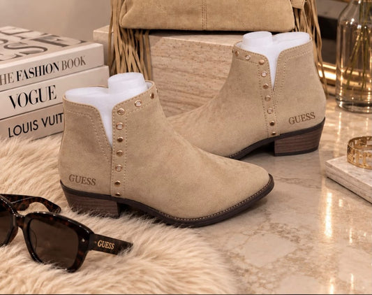 Botín tachas beige