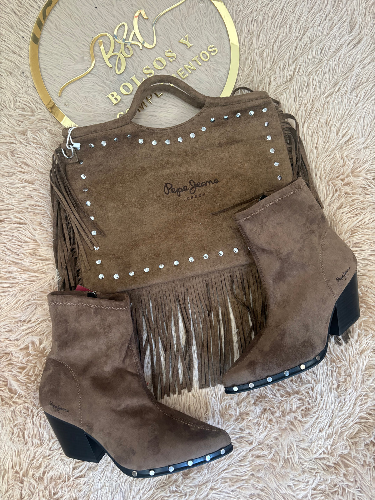Conjunto en ante color taupe