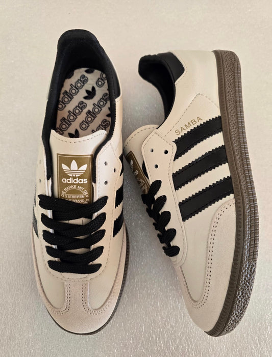 San  beige raya negra