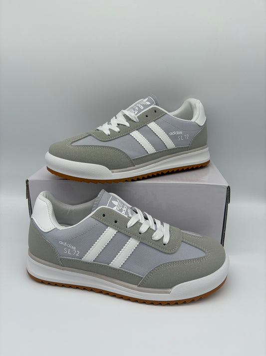 Zapatilla inspiración en gris