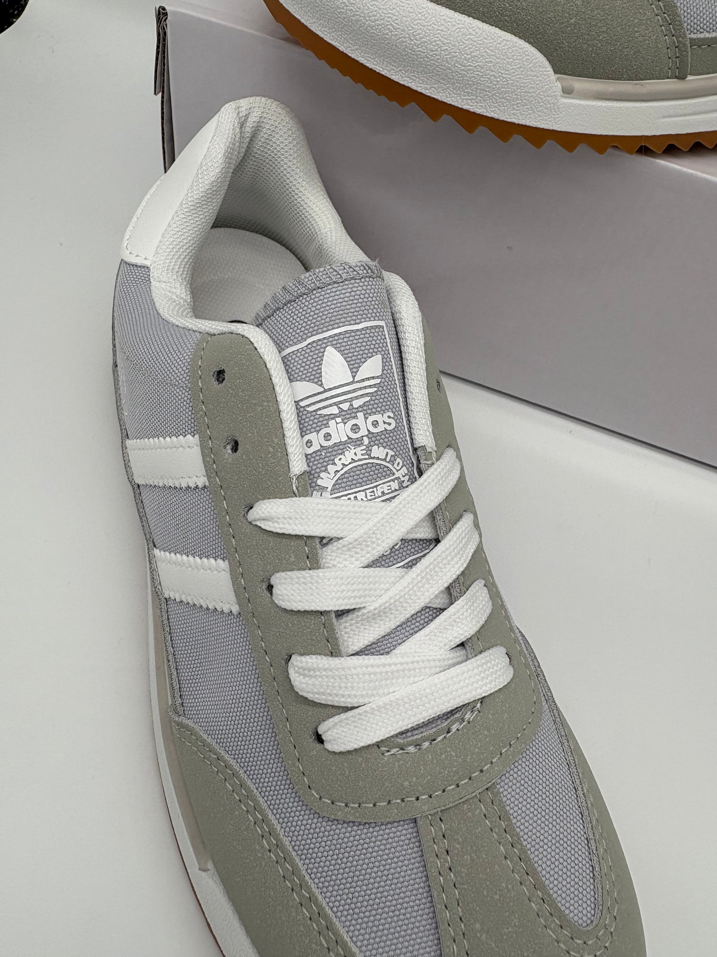 Zapatilla inspiración en gris