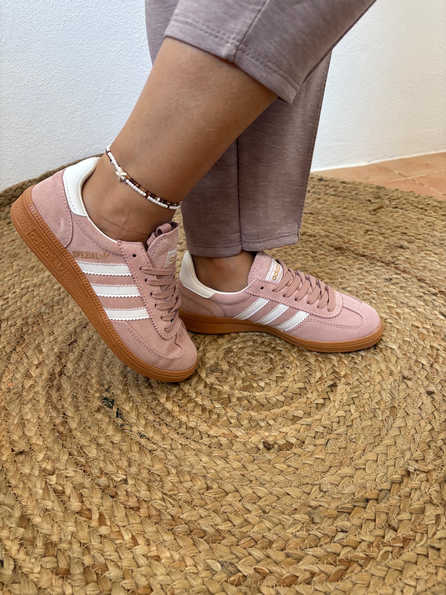 A Zapatilla special rosa