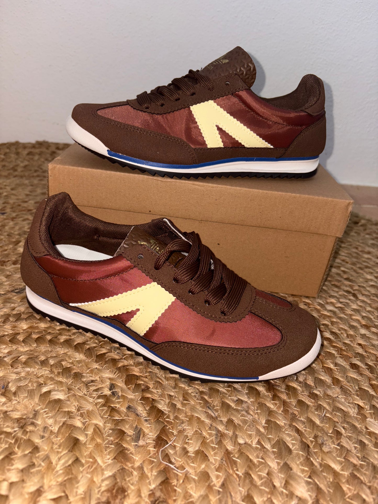 A zapatilla inspiración Adi