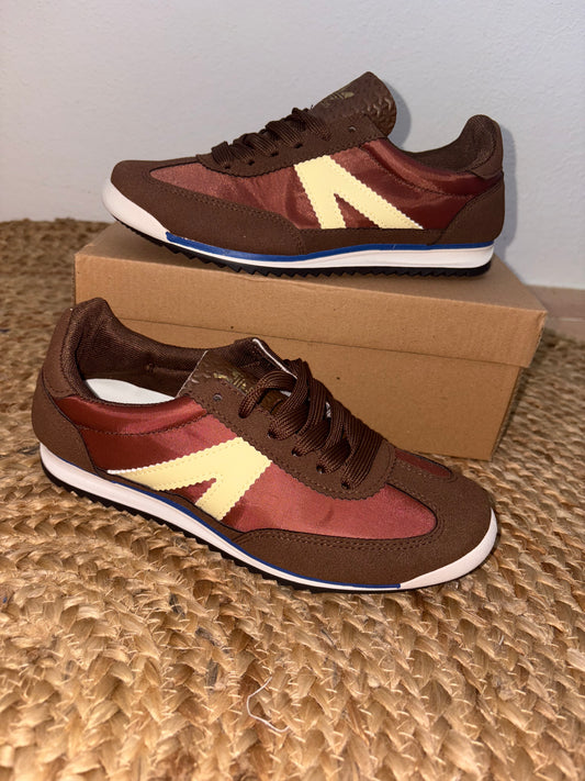 A zapatilla inspiración Adi