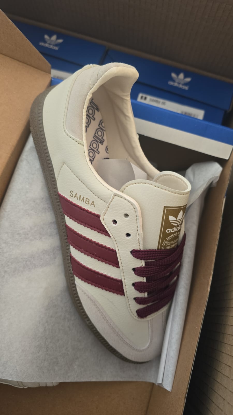 .San  beige con raya burdeos