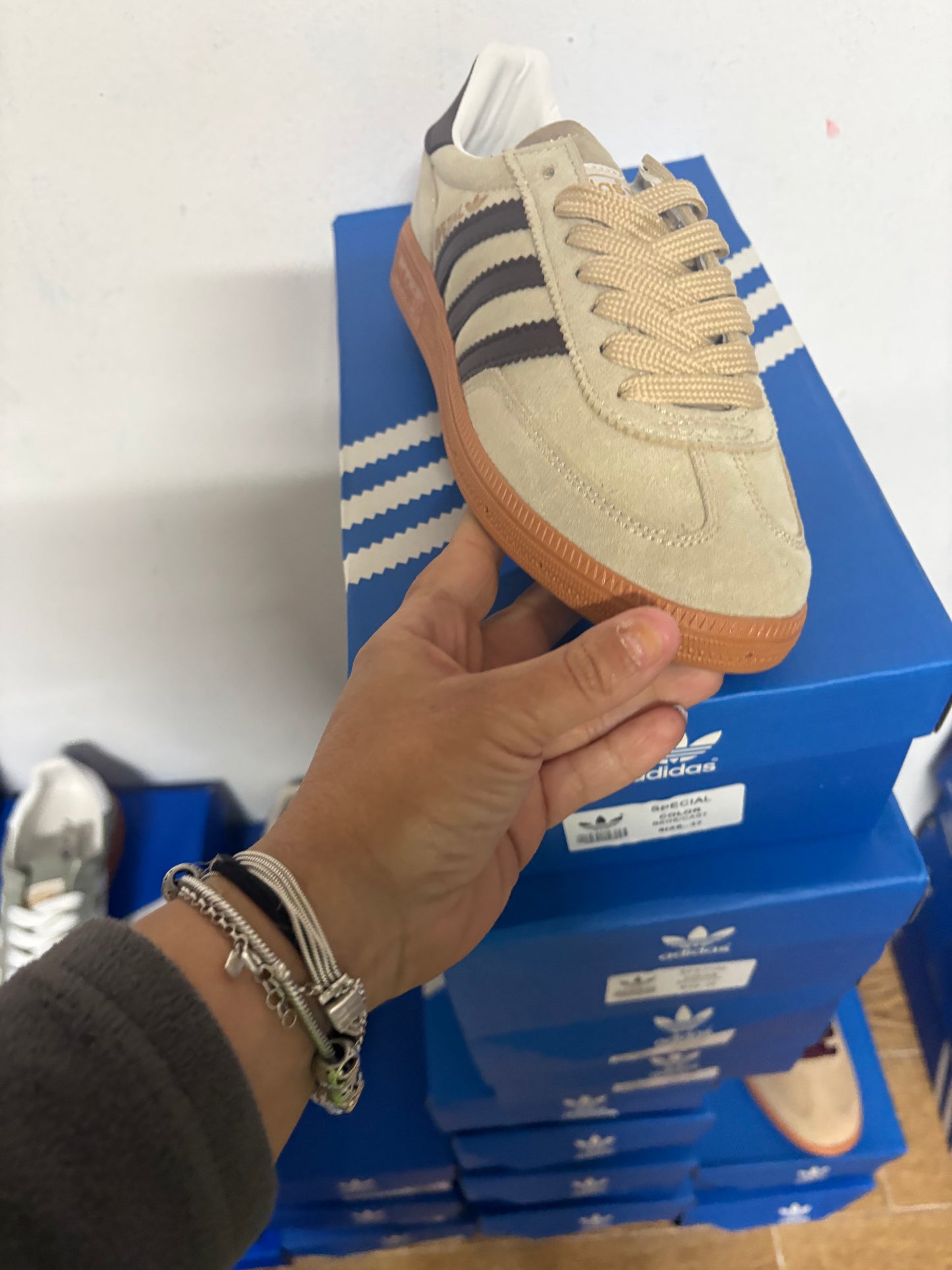 Special beige raya negra